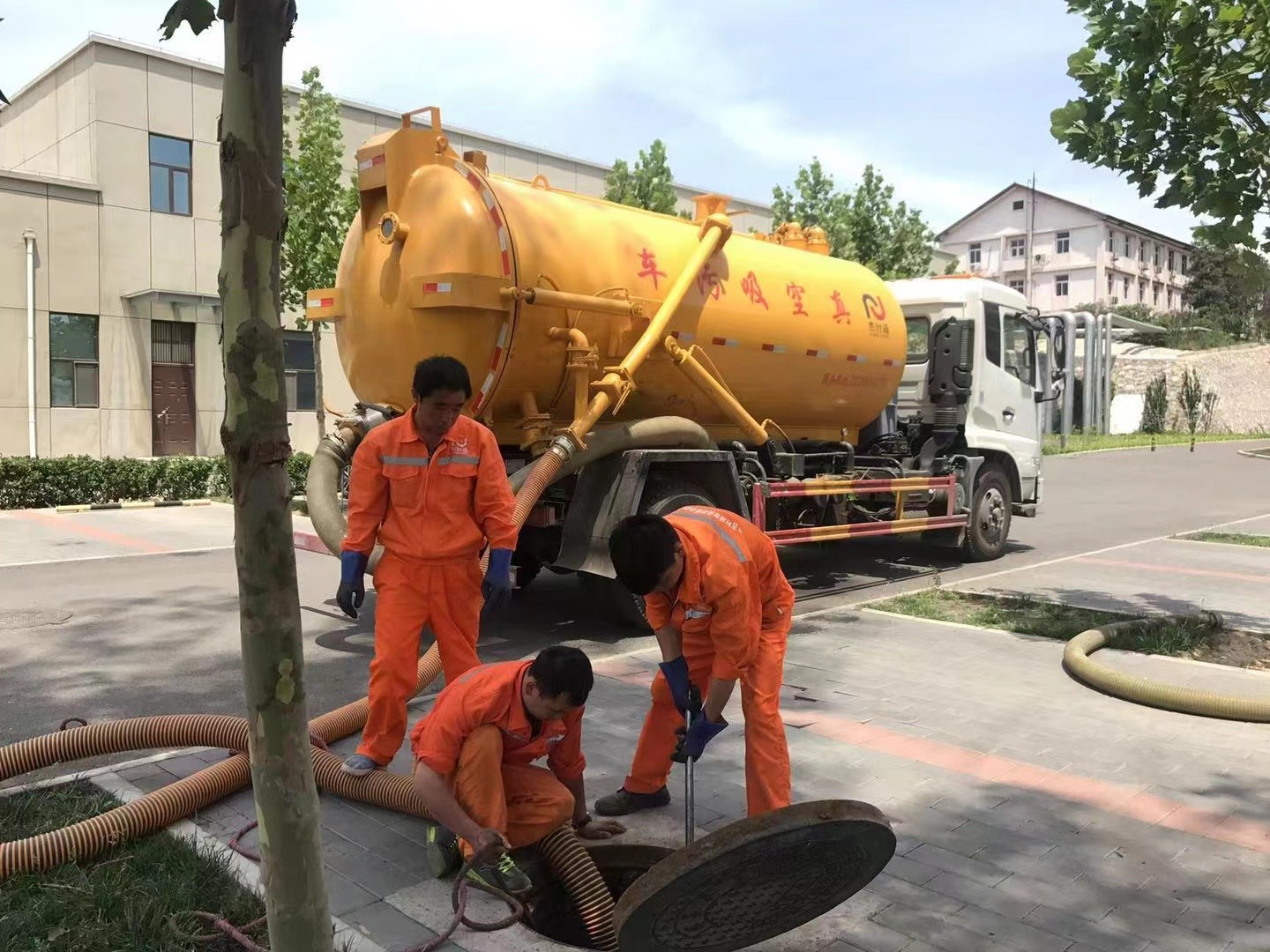 绥棱管道疏通车停在窨井附近